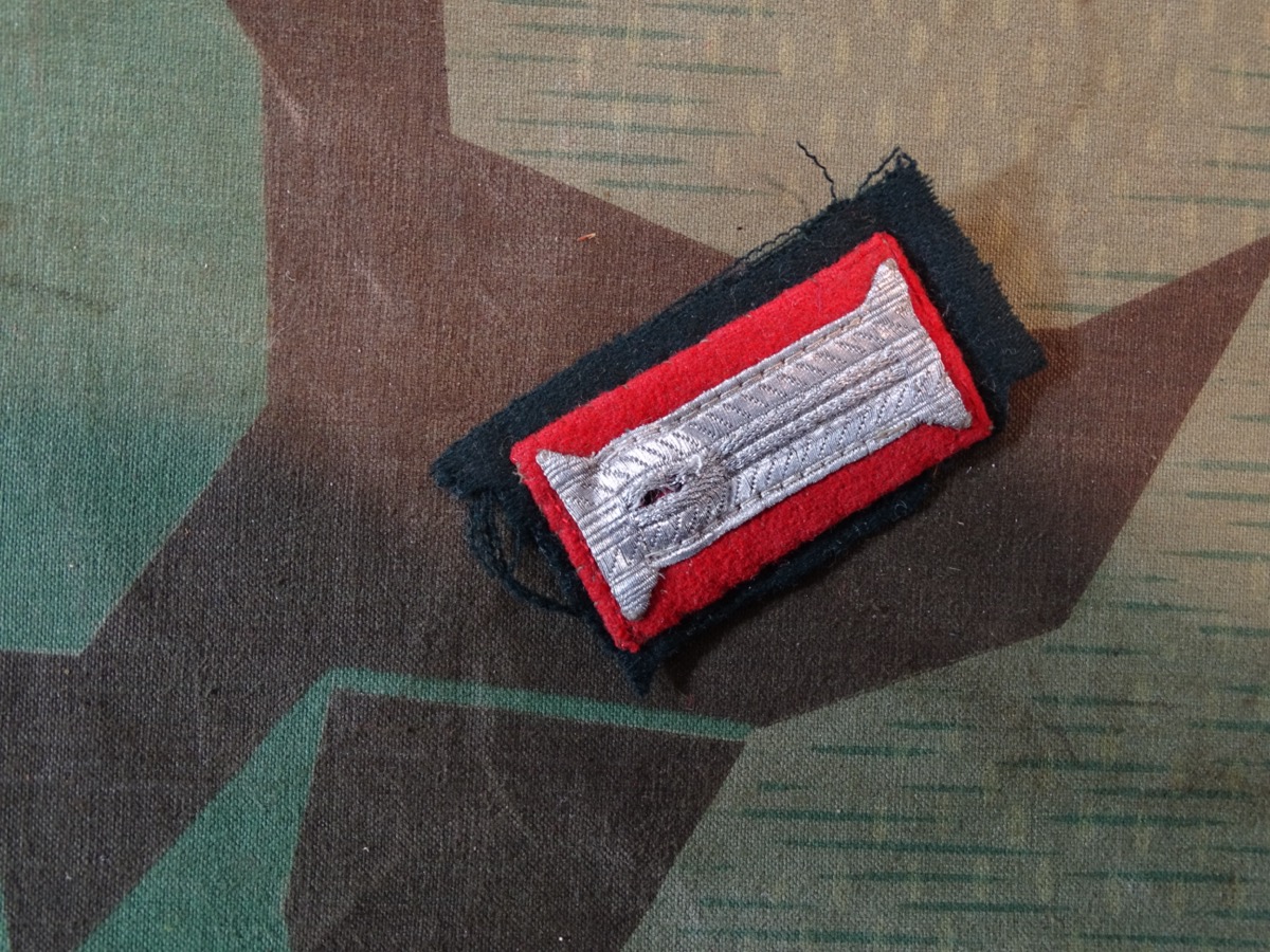 Ärmelpatte Wehrmacht Mannschaften, Artillerie Waffenfarbe Rot für Waffenrock, noch auf Grundtuch aufgenäht