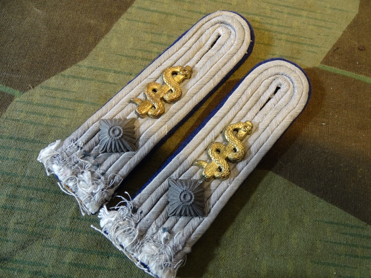 Paar Schulterklappen für einen Oberleutnant Sanitätspersonal  / Oberarzt der Wehrmacht
