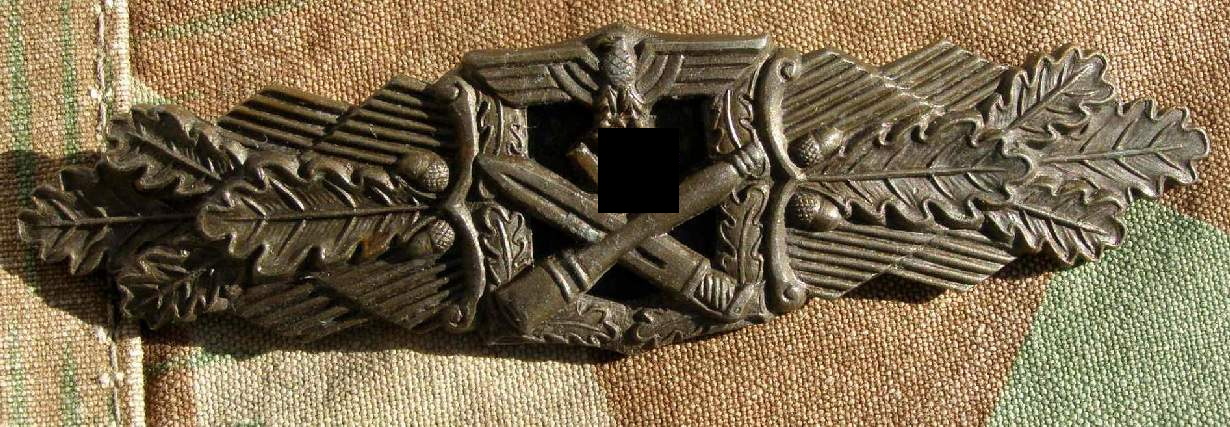 Nahkampfspange in Bronze Feinzink, schön bronziert, o.Hst.