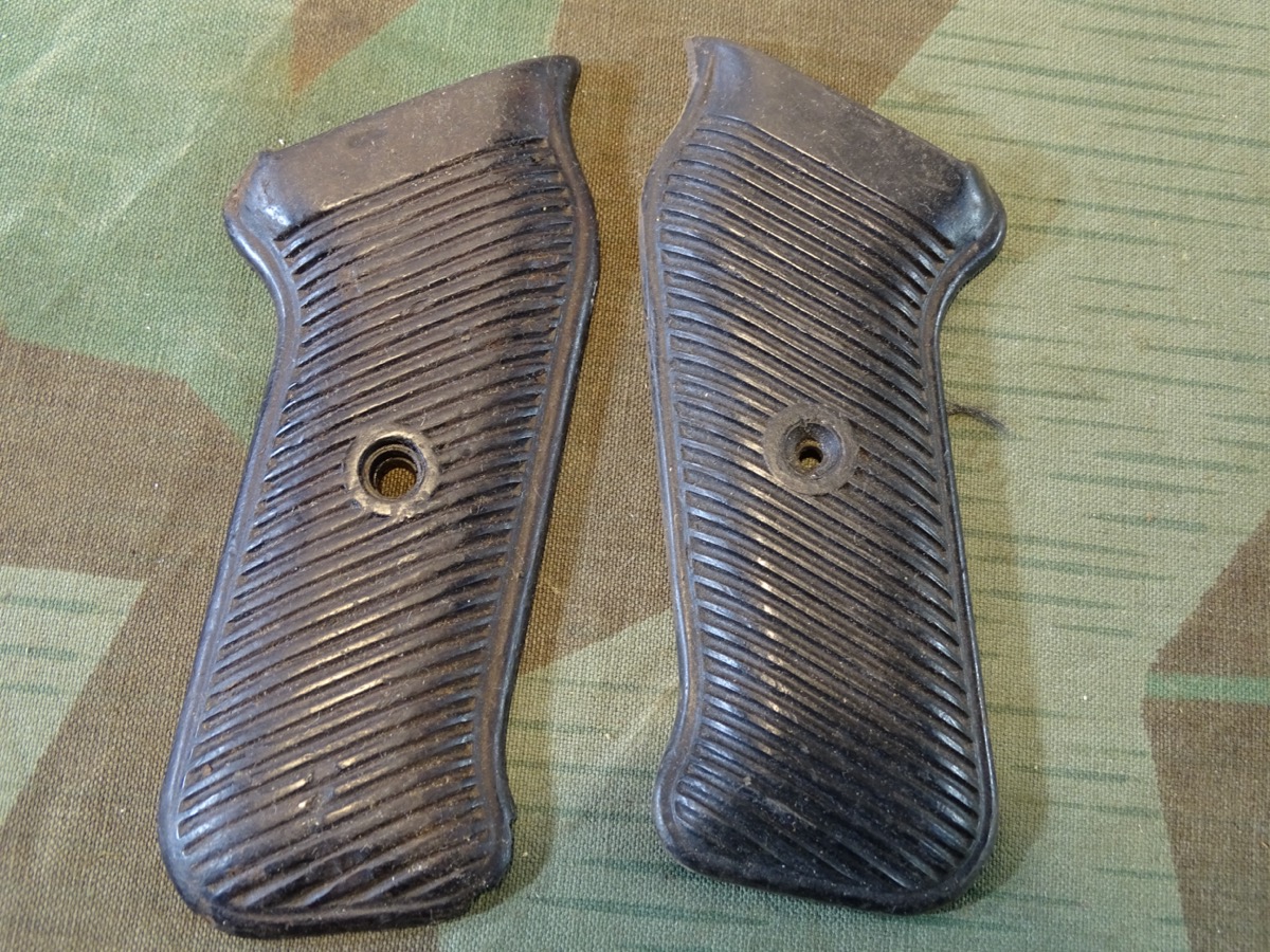 Pärchen Griffschalen für die MP 40, braunes Bakelit. Ohne Schrauben