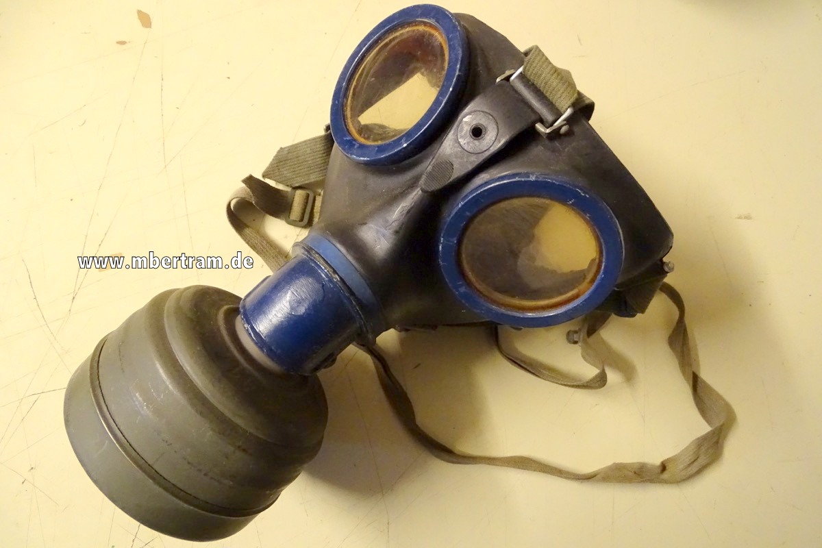 WH, schwarze Gasmaske v.1944,  blaue Metallteile mit Filter FE 41