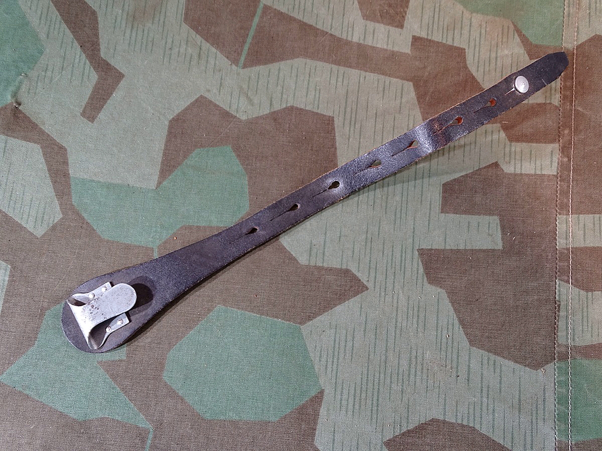 Leder Endstück mit Metall Haken für einen Y-Riemen, Koppeltragegestell, wohl frühe Nachkriegsfertigung. 