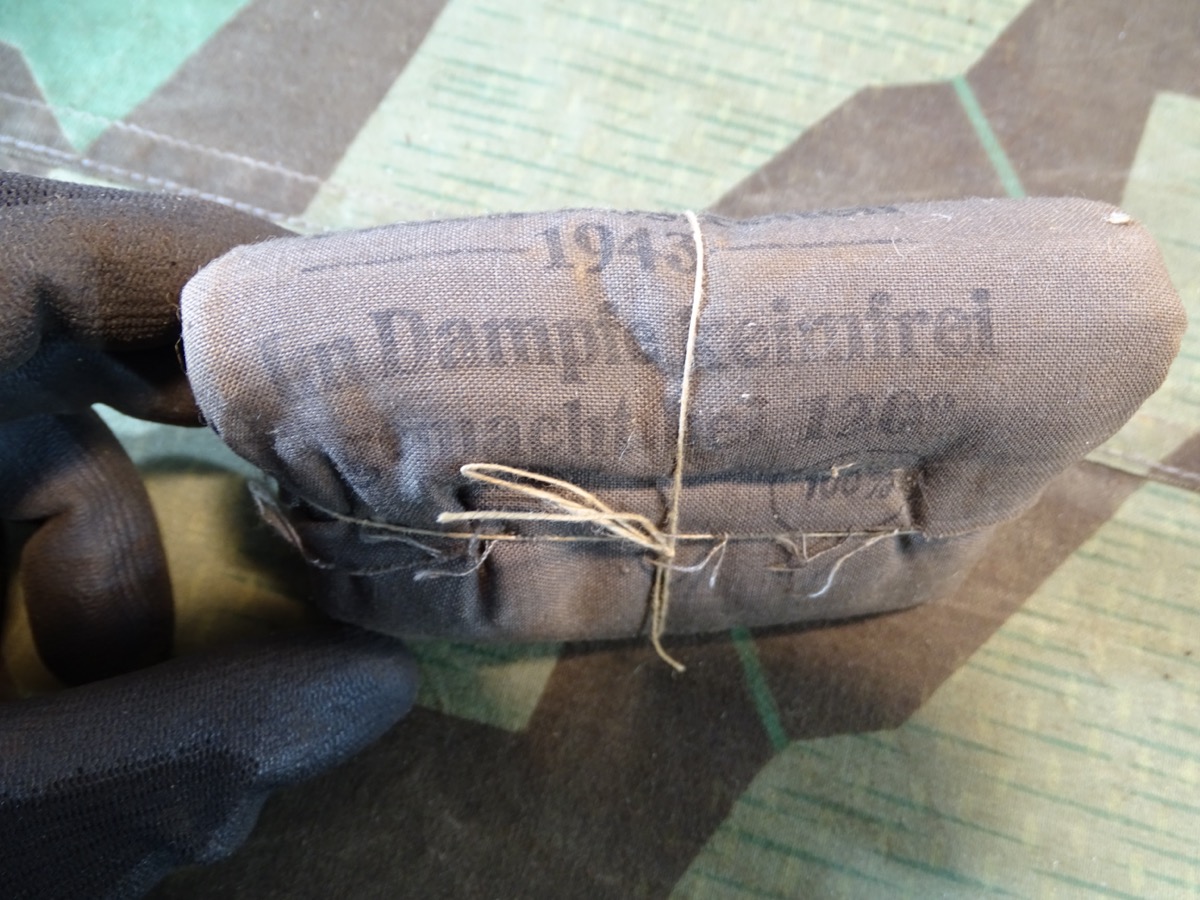 Großes Verbandpäckchen der Wehrmacht, 1942, "Paul Hartmann A.G., Heidenheim Brenz / Paris