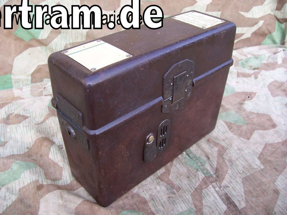Wehrmachts Feldtelefon, Baujahr 1938 und Firmenlogo