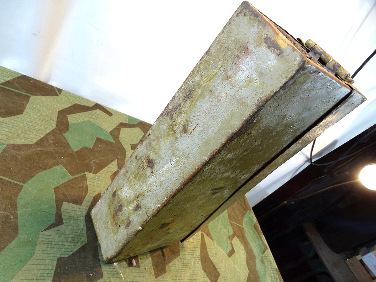 MG 34/ MG 42 Waffenmeister Patronenkasten 34, lehmgelb, "P" mit WaA 1941 mit 2 Waffenölkanistern. MG 34/ MG 42 Waffenmeister Patronenkasten 34, lehmgelb, "P" mit WaA 1941 mit 2 Waffenölkanistern.