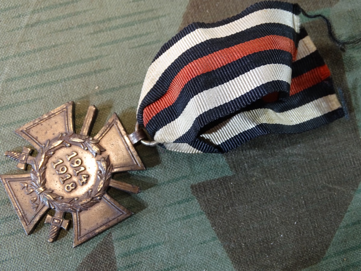 Ehrenkreuz für Frontkämpfer 1914/ 1918 mit Schwertern. 1 R.V. Pforzheim