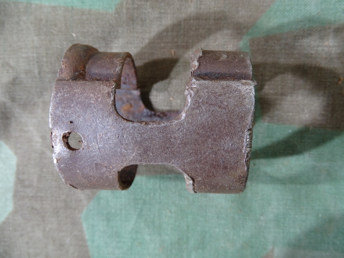 Vorderer Laufhaltering für K 98 , könnte für K 98 Karabiner 33/40 für Gebirgsjäger sein.  Vorderer Laufhaltering für K 98 , könnte für K 98 Karabiner 33/40 für Gebirgsjäger sein.