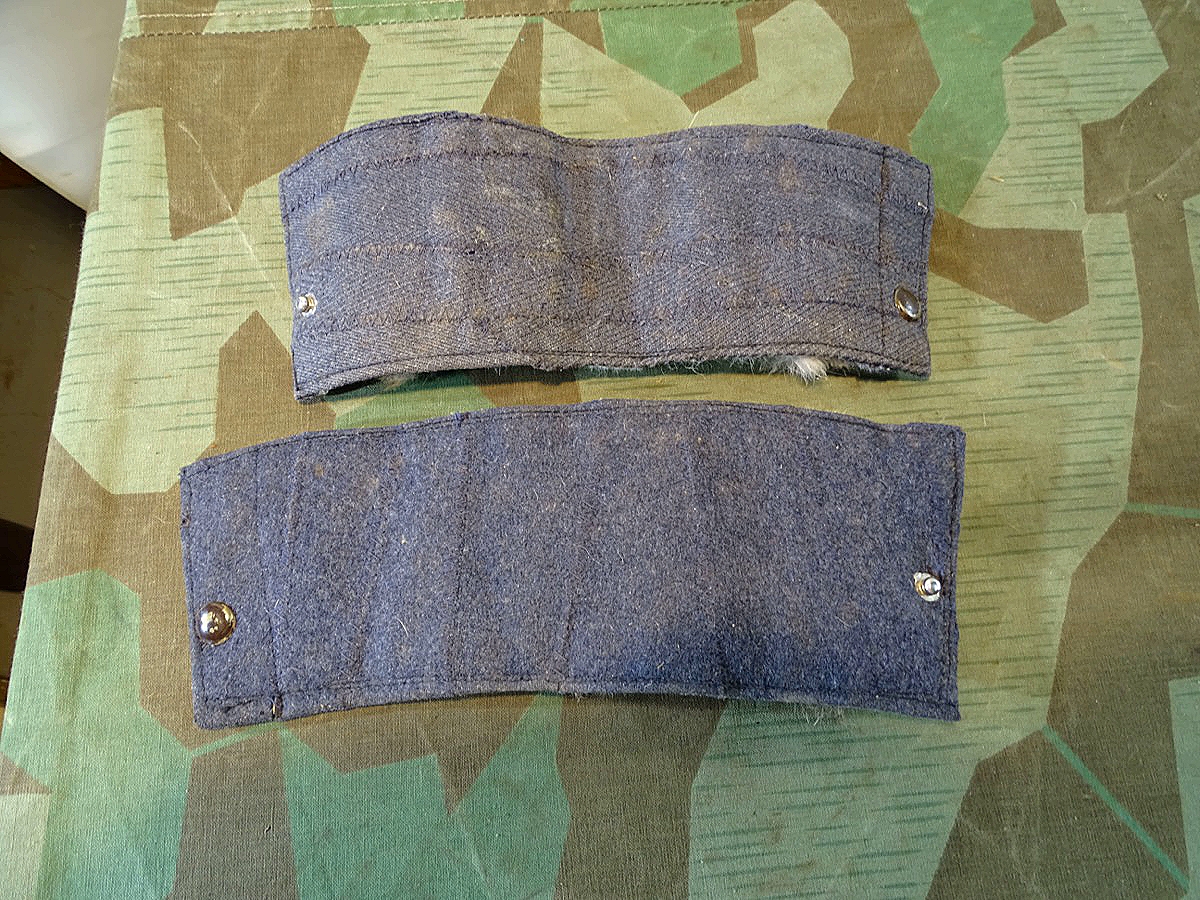 Luftwaffe 2 Weltkrieg, blaugraue Stoff Armwärmer mit typischem Kanienchenfell Besatz
