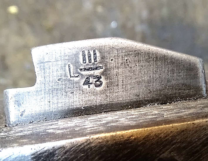 Deaktivierte 20 mm Oerlikon Flak MK 2, 1943, getarnte Behelfslafette, Wehrmachts Beutekanone, 1 Magazin, ( Nr. S-33141)