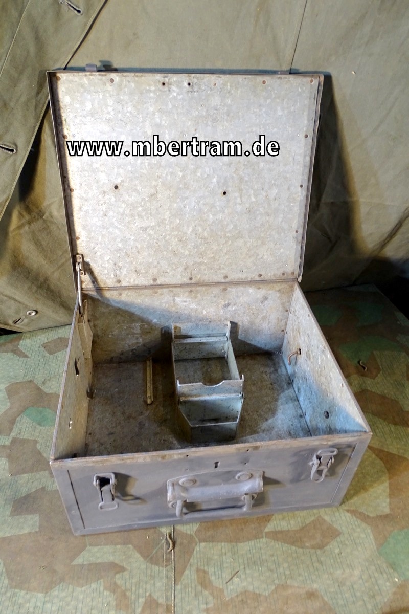 Wehrmacht Metall Gehäuse für Funktechnik oder Optik oder Laternenzubehör