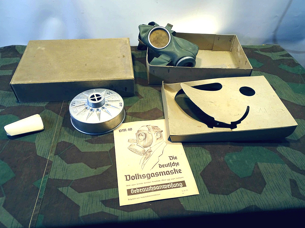 Komplette, gut erhaltene Volksgasmaske DM 40 M-Ue mit Karton, Filter, Anleitung, rotem Zettel