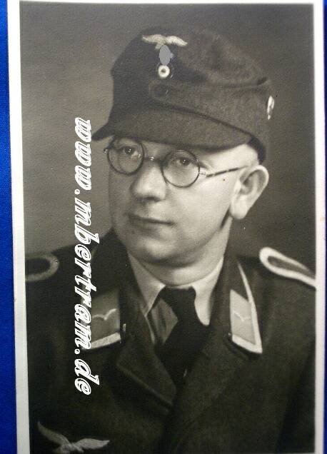 Portraitfoto: Luftwaffen Uffz. Uniform, Feldmütze ca. 9x14cm