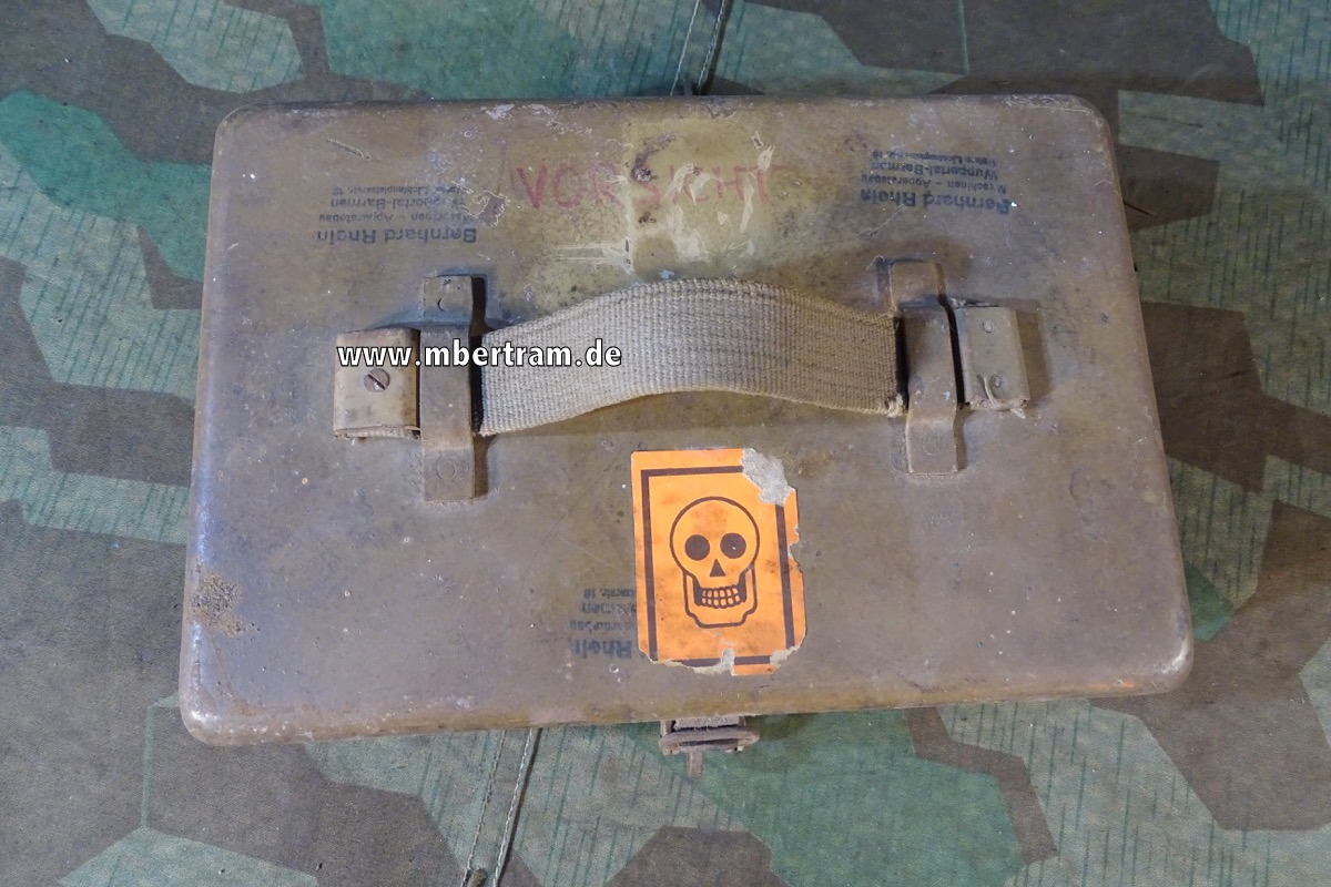 Wehrmacht, Behälter für Rundblickfernrohr 16 ?  Originallack mit Aufklebern
