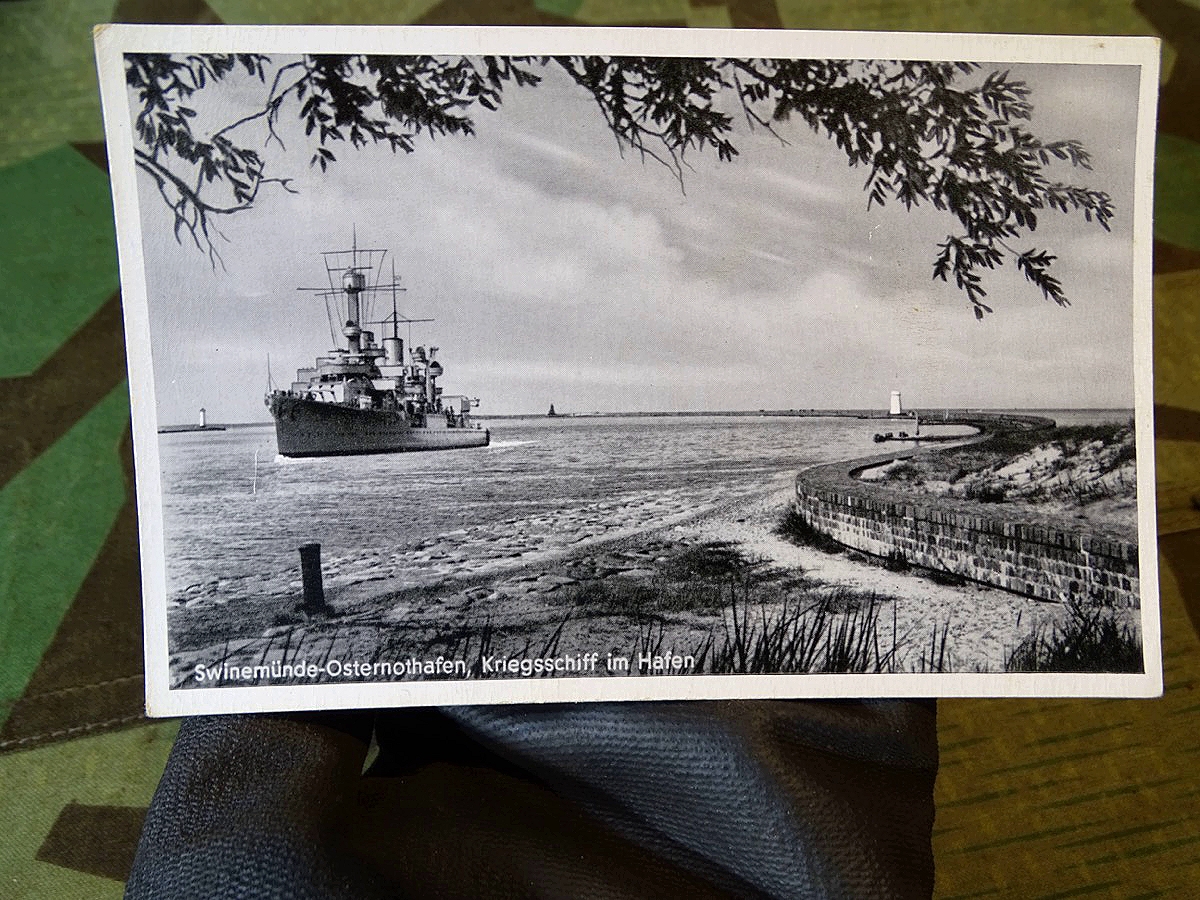 Fotopostkarte Kriegsmarine " Swinemünde Osternothafen, Kriegsschiff im Hafen " Kreuzer Köln, ungelaufen