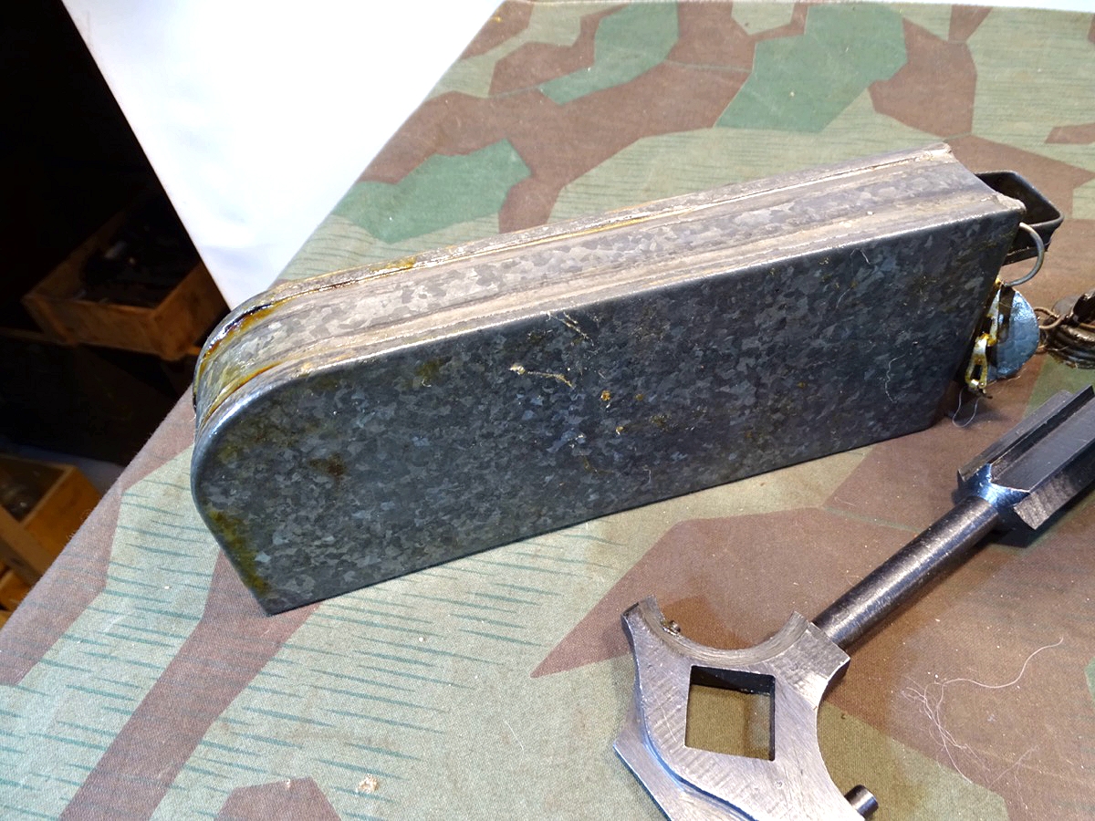 Waffenmeister Gurtkasten für das MG Maxim M 1910 mit umfangreichem Inhalt Waffenmeister Gurtkasten für das MG Maxim M 1910 mit umfangreichem Inhalt