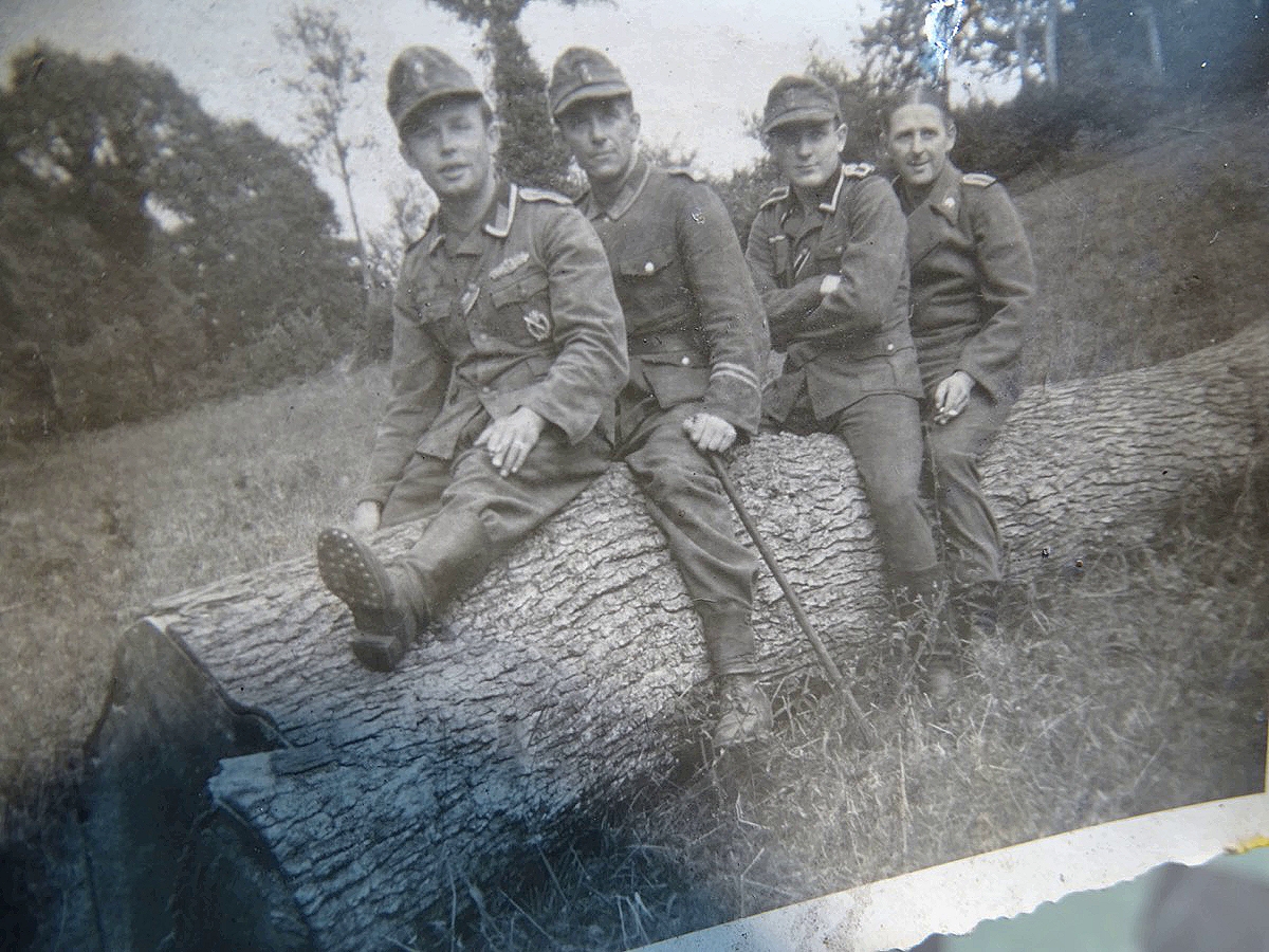 Foto von 4 Frontkämpfern um 1943, Spieß, Nahkampfspange, Sturmgeschütz Mann. 