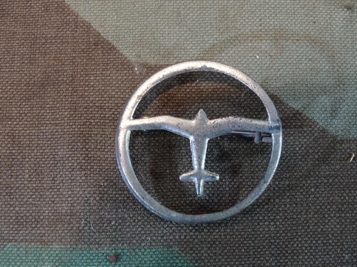 Rundes Blechabzeichen, Segelflugzeug mit Ring eingefasst, Rückseitig Nadel