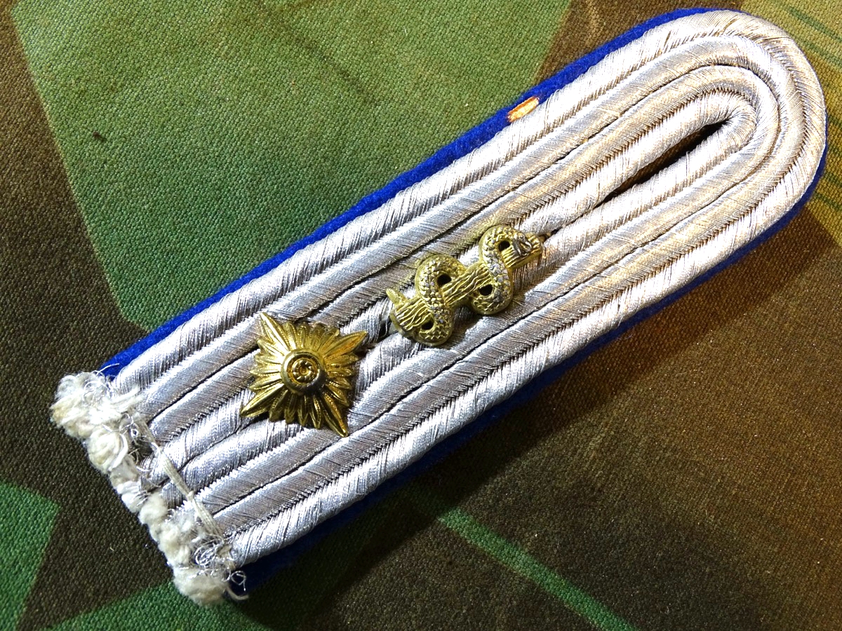 Schulterklappe Wehrmacht Sanitätspersonal Oberarzt, getragenes Original 