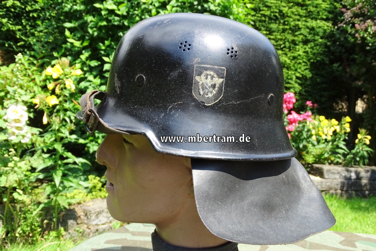 Feuerlöschpolizei( Feuerwehr) Stahlhelm mit einem Originalabzeichen. ( Entnazifiziert)