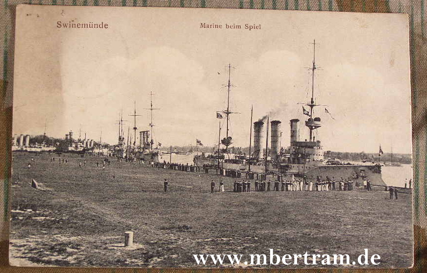 Hafen Swinemünde m. S.M.Kriegsschiffen. Marine beim Spiel