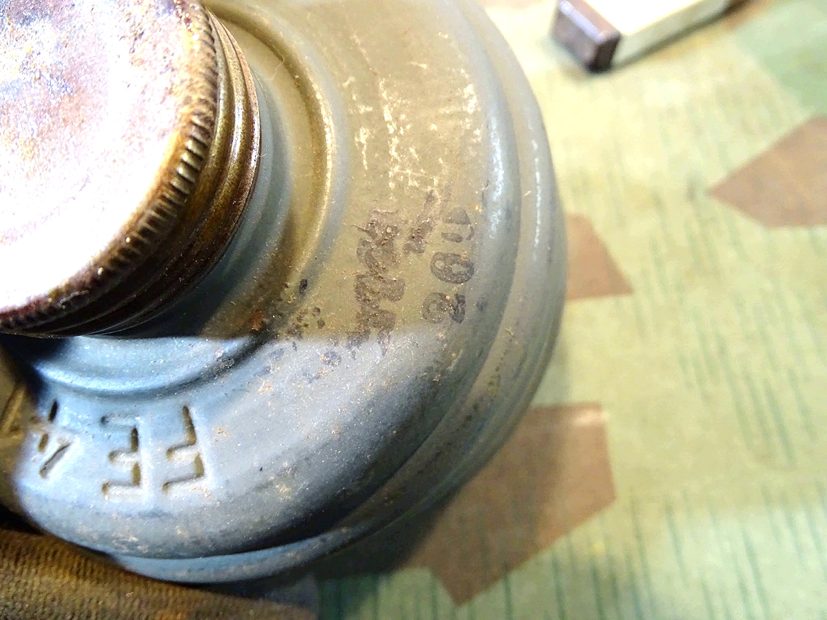 20925-9 Gasmaske mit Dose M 38 und Filter FE 41, (unbenutzt) und Losantin, alles 1944