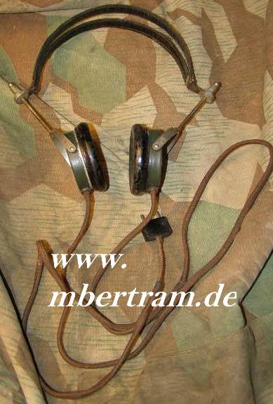Funkkopfhörer. Grünes Metallgehäuse, Stoffbezog. Kabel