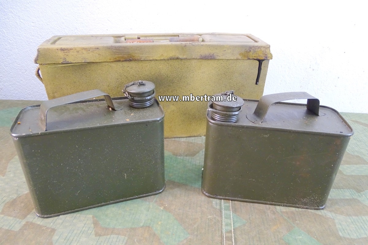 MG 34/42 Waffenmeister Patronenkasten 41  mit 2 Waffenölkanistern.
