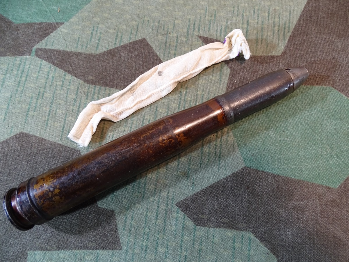 Deko-Patrone 2 cm Flak 38, lackierte Stahlhülse, Eisenzünder, Ladungssäckchen