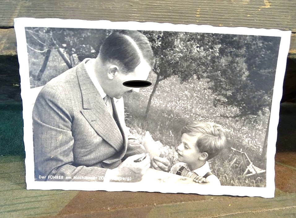 Propaganda Portrait Postkarte " Der Führer am Hochlenzer ( Obersalzberg ) " mit Jungen