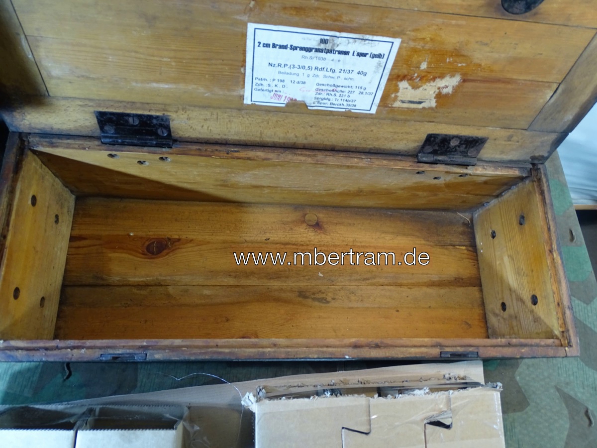 20768-14 Frühe Holz Munitionskiste für 100 Stück 2 cm Spr. Gr. Patr. Flakmunition, mit Inhalt
