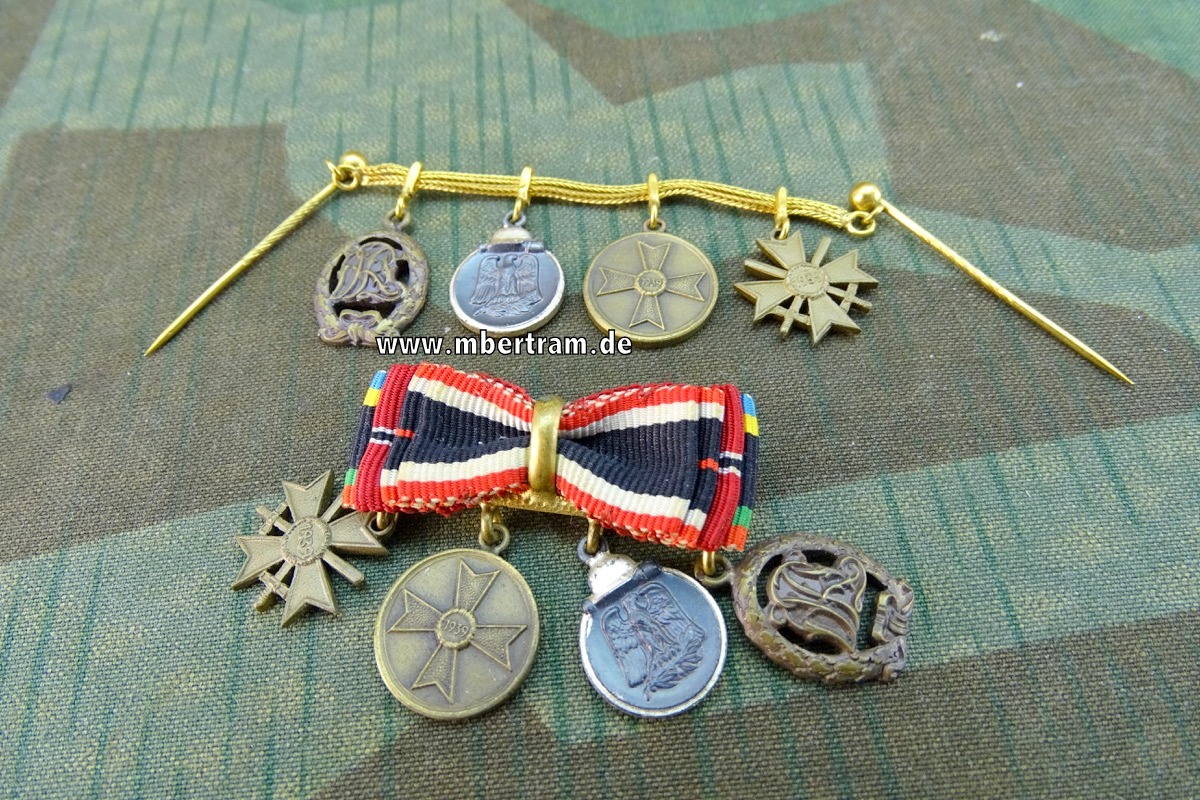 1957er Bandschleife und Frackketchen mit 8 Stück 16mm Miniaturen