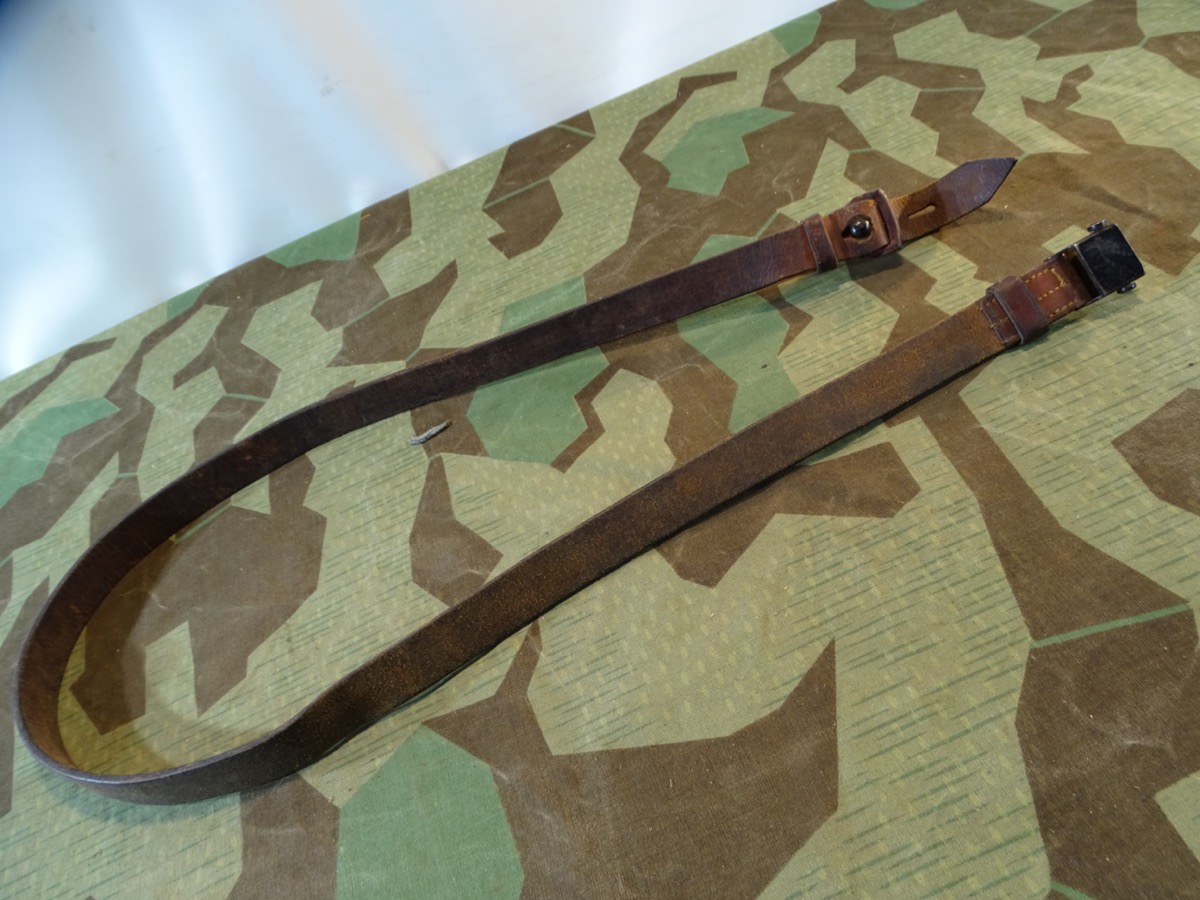 Brauner K 98 oder  StGw 44  Riemen mit Frosch. 