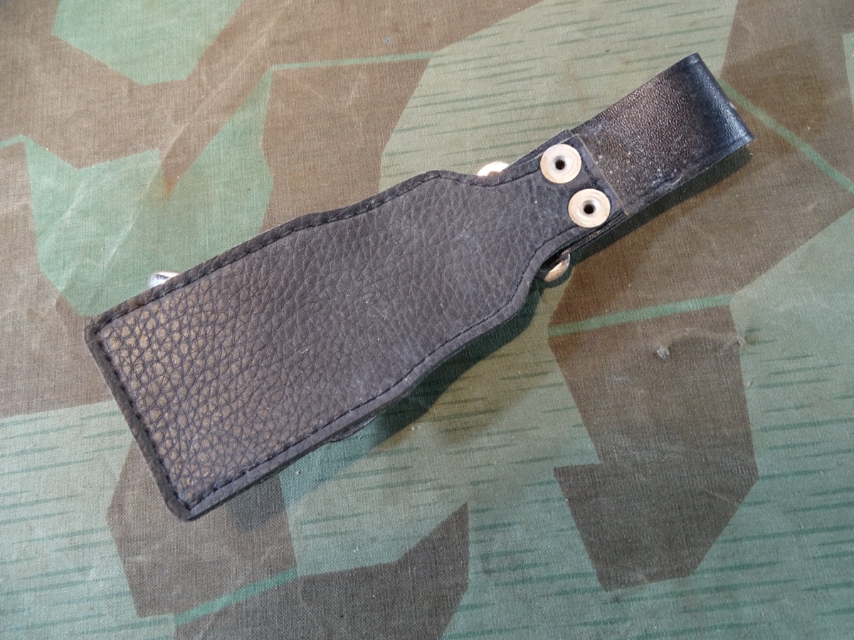 Trommel Tragehaken Modell 1918-1945, H 12 cm, Adler ohne Krone, schwarze Lasche. 