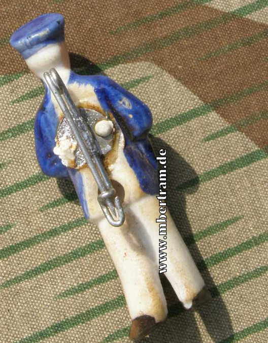 WHW, März 1939. Farbige Porzellanfigur: Postbote