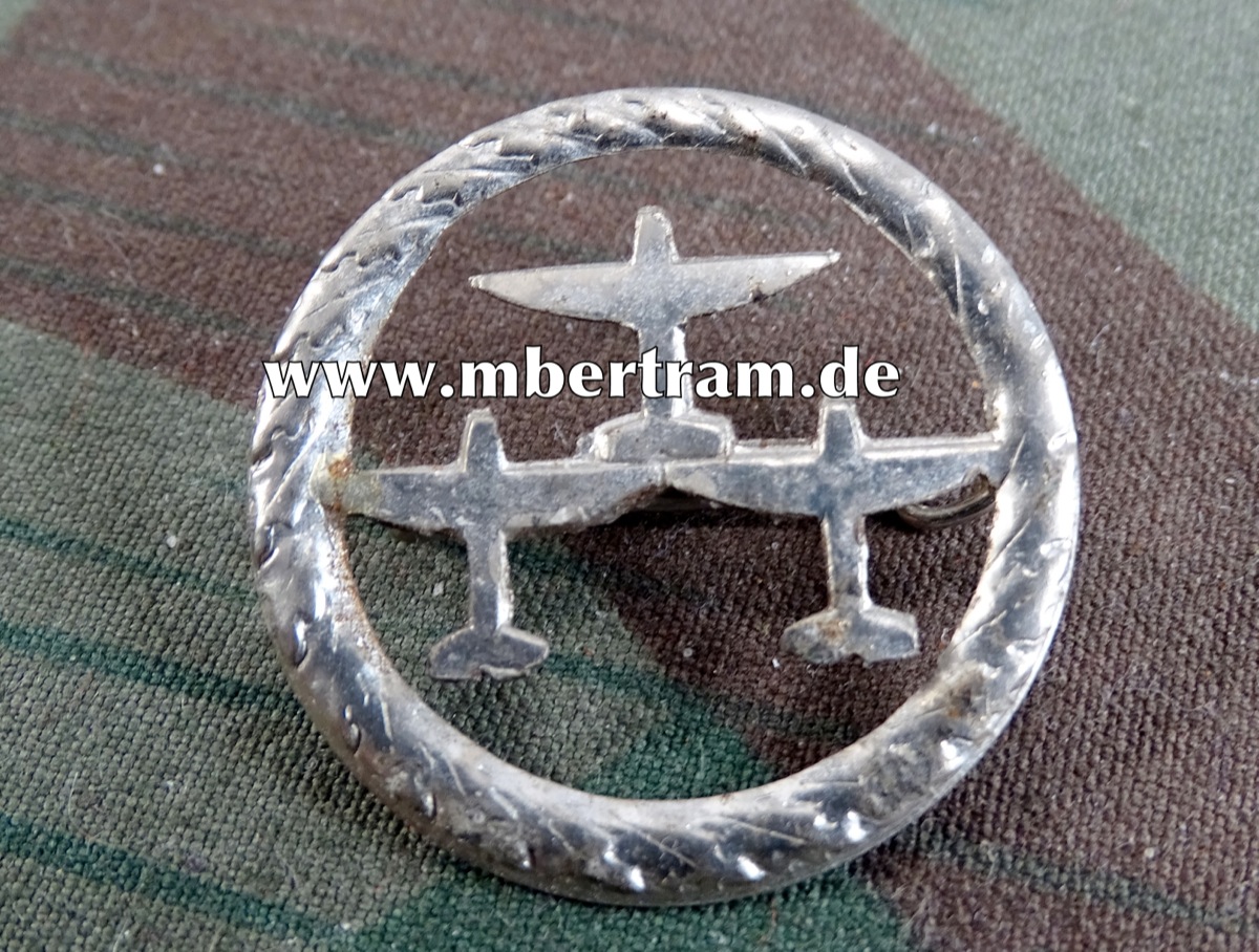 Rundes Blechabzeichen, 3 Flugzeuge mit Ring eingefasst, Rückseitig Nadel