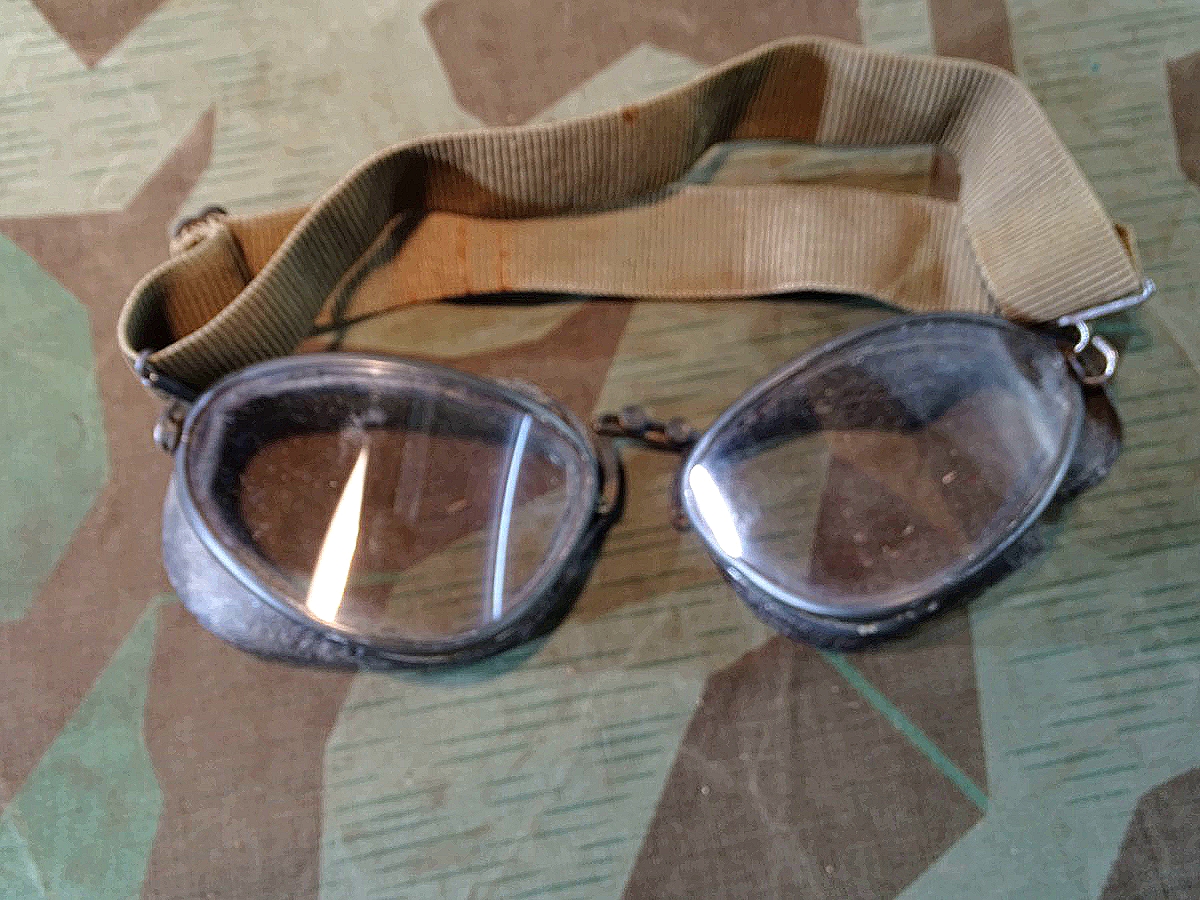 Luftwaffe Fliegerbrille mit auswechselbaren Gläsern, eine Gummieinfassung defekt. 