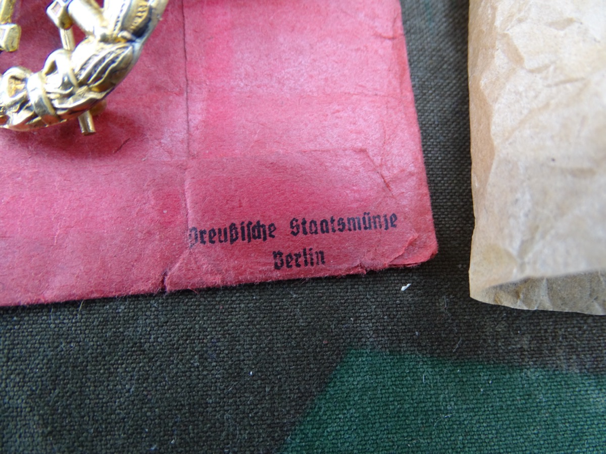 Verwundeten Abzeichen in Gold 1914-1918, durchbrochen. Buntmetall, Packpapier, Tüte pr. Staatsmünze Verwundeten Abzeichen in Gold 1914-1918, durchbrochen. Buntmetall, Packpapier, Tüte pr. Staatsmünze