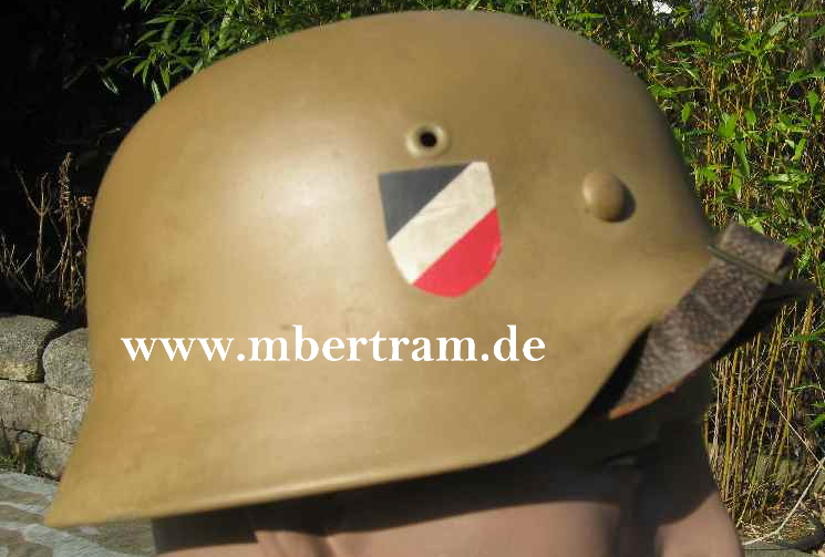 9723-1 Afrikakorps Stahlhelm, M 40, neu lackiert, orginal Innenring