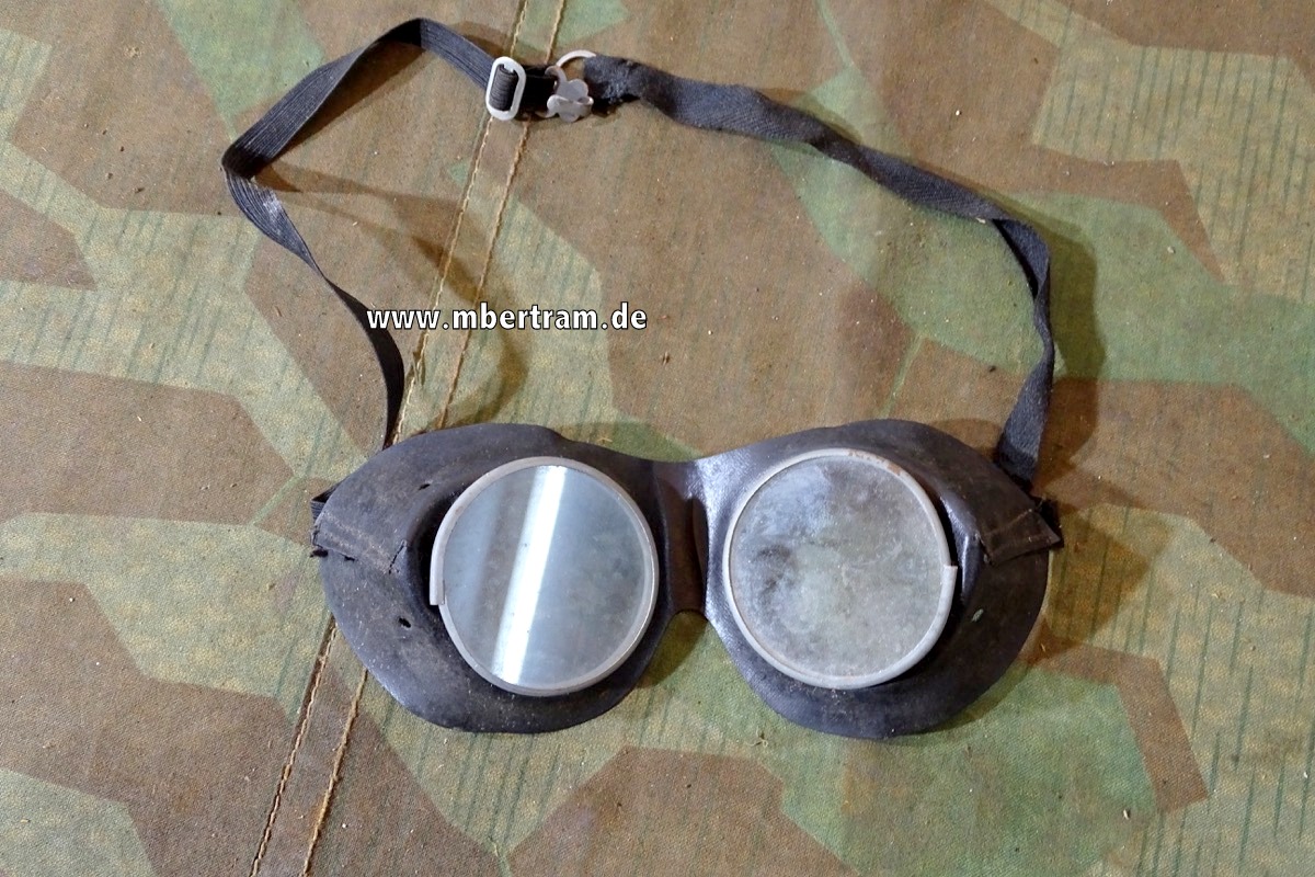 Späte, schwarze Wehrmachts Ersatzstoff Staubbrille / Kradbrille