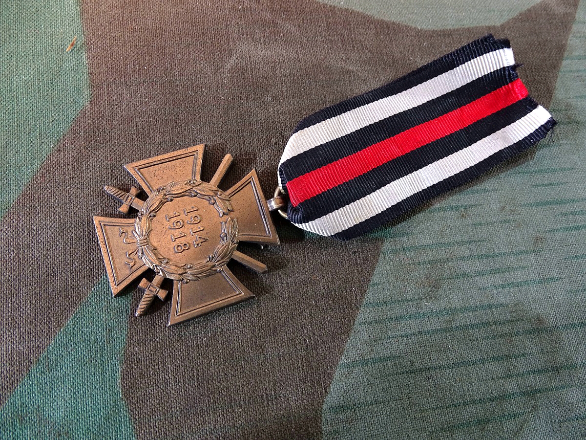 Ehrenkreuz für Frontkämpfer 1914/ 1918 mit Schwertern. B.H.L. Bernhard Haarmann, Lüdenscheid.