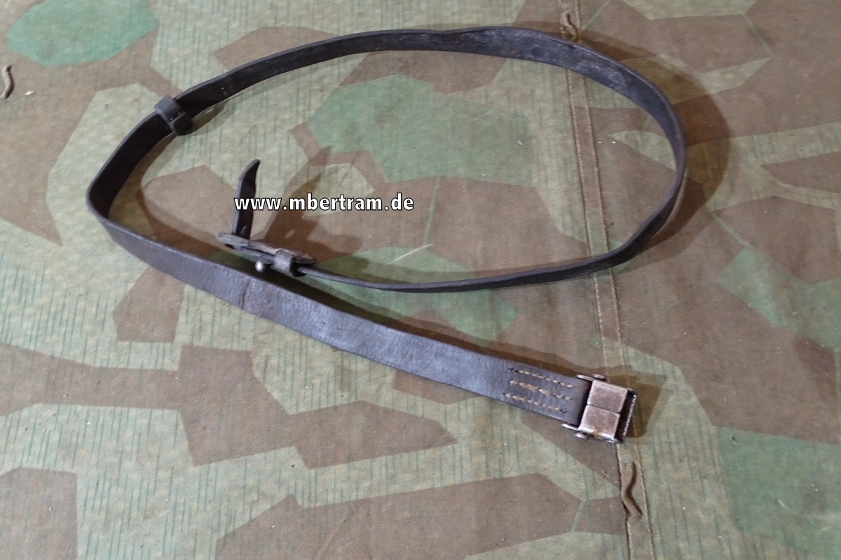 K 98 Gewehr Riemen,  mit Metallschieber, Frosch und Lederöse, gerriffeltes Leder