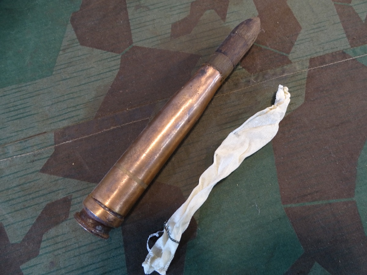 Deko-Patrone 2 cm Flak 38, verkupferte Stahlhülse, Holzgeschoss, Ladungssäckchen 