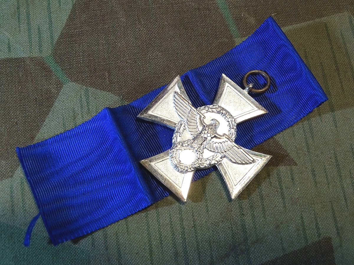 Polizei Dienstauszeichnung 2. Stufe für  18 Jahre, Buntmetall, versilbert. Am blauen Dienstzeitband