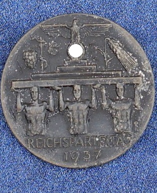 Ein Metallabzeichen zum Reichsparteitag 1937 Hat.:. Ochs & Bonn, Hanau.