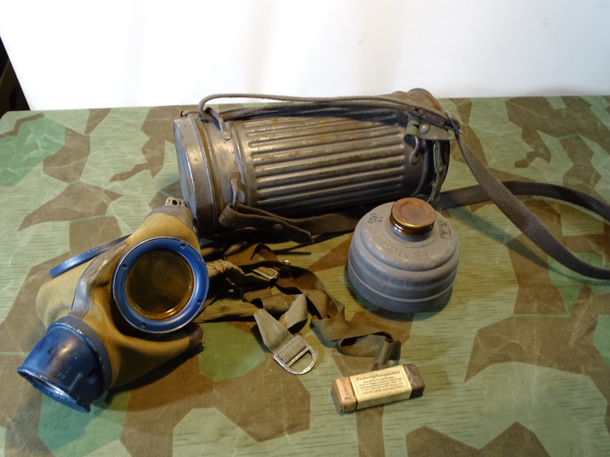 Gasmaskendose Luftwaffe blaugrau, mit Maske, unbenutzter blaugrauer Filter, Losantin , 1944, selten