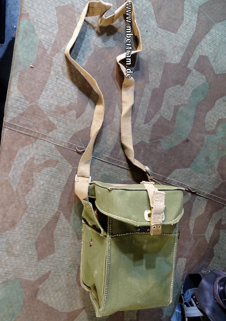 20068-6 Britische Gasmaske mit Tasche 2. Weltkrieg, schön gestempelt.