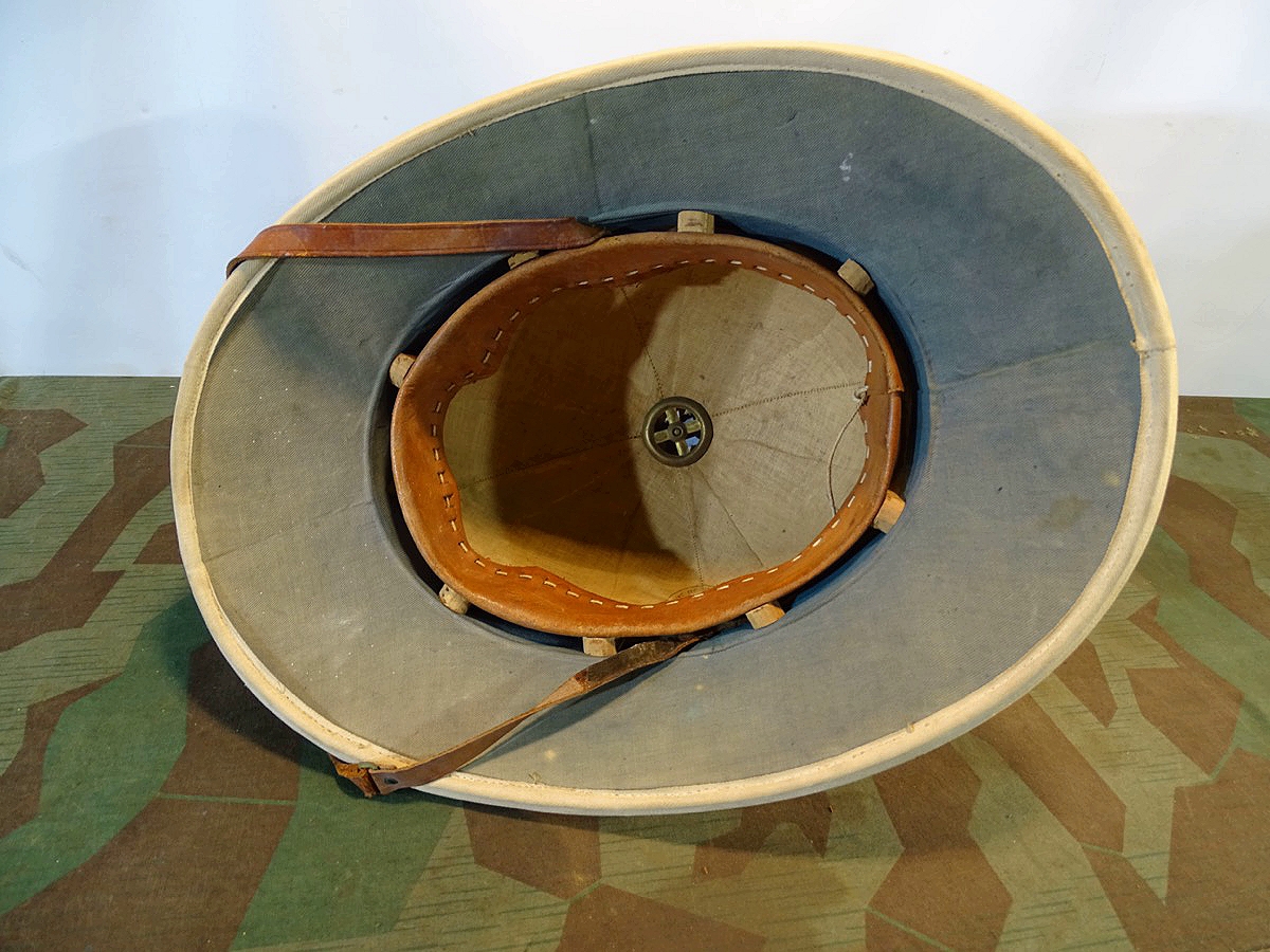 Französicher Tropenhelm aus Vorkriegszeit, genutzt als Beutehelm bei der Kriegsmarine/ Afrika Korps Französicher Tropenhelm aus Vorkriegszeit, genutzt als Beutehelm bei der Kriegsmarine/ Afrika Korps