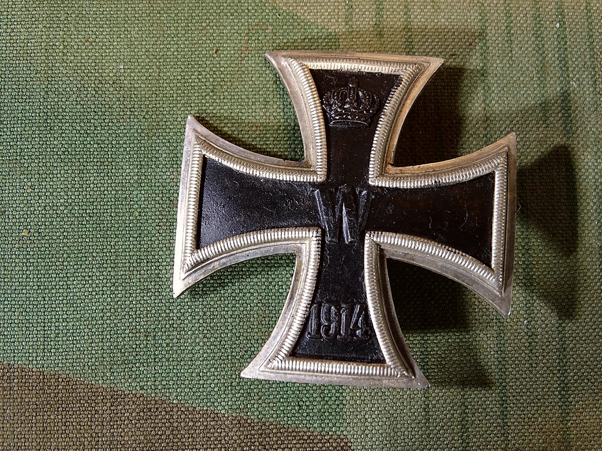 Eisernes Kreuz 1. Klasse 1914 Magnetischer Eisenkern, gewölbt, 800er Silberstempel
