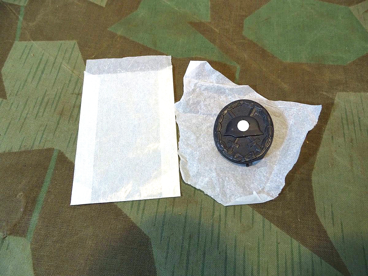 Verwundeten Abzeichen 1939 in schwarz, Eisen, noch komplett schwarz lackiert. Mit alter Tüte