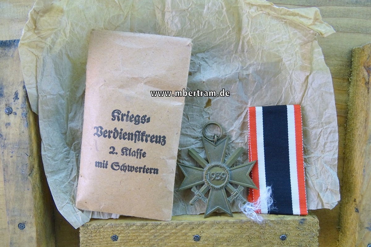 Kriegsverdienstkreuz 1939 2. Klasse mit Schwertern in der Verleihungstüte, Hst.: 102